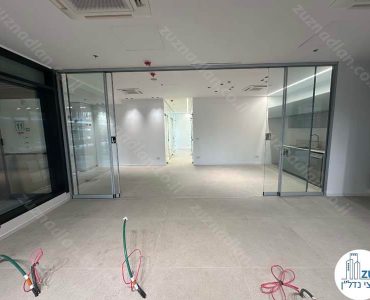 חדר ישיבות של משרד להשכרה מחולק לחדרים במגדל דה וינצי בתל אביב