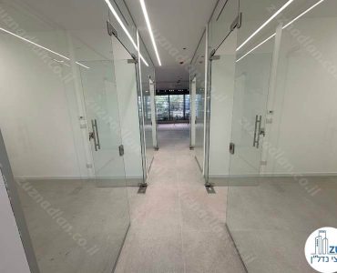 מסדרון של משרד להשכרה מחולק לחדרים במגדל דה וינצי בתל אביב