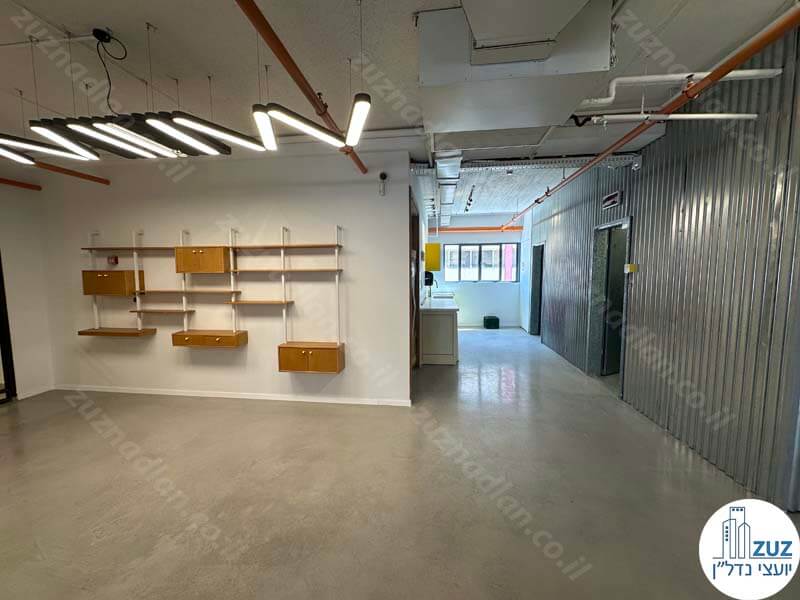 רחבת כניסה של משרד להשכרה להייטק עם מרפסת בבניין משרדים במתחם בסר בני ברק