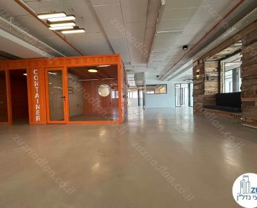 כניסה לחדר בצורת מכולה של משרד להשכרה להייטק עם מרפסת בבניין משרדים במתחם בסר בני ברק