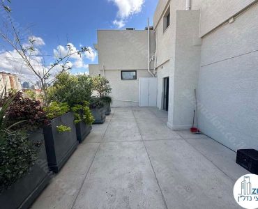 מרפסת של משרד להשכרה להייטק עם מרפסת בבניין משרדים במתחם בסר בני ברק