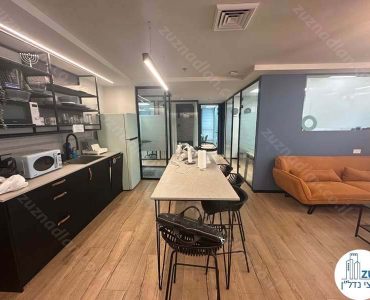 מטבחון עם שולחן בר של משרד להשכרה 259 מר להייטק בבית שאפ ברמת גן