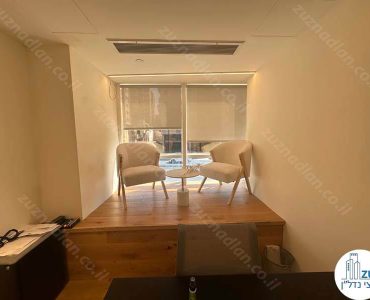 פינת ישיבה של משרד להשכרה להייטק במגדלי התאומים ברמת גן