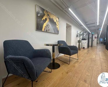 פינת ישיבה של משרד להשכרה להייטק במגדלי התאומים ברמת גן