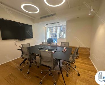 חדר ישיבות עם שולחן של משרד להשכרה להייטק במגדלי התאומים ברמת גן