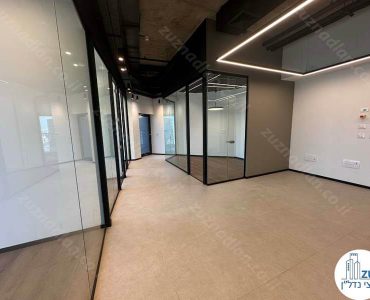 כניסה לחדרים של משרד 125 מר מחולק לחדרים במגדל Icon ברמת גן