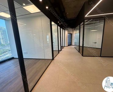 כניסה לחדרים של משרד 125 מר מחולק לחדרים במגדל Icon ברמת גן
