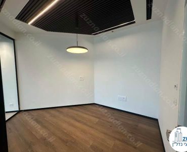 חדר ישיבות של משרד 125 מר מחולק לחדרים במגדל Icon ברמת גן