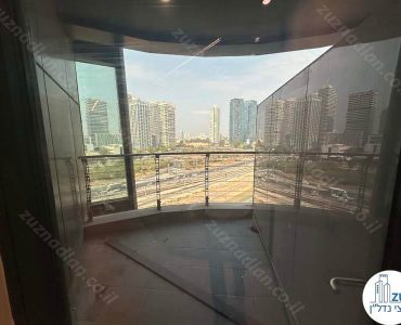 מרפסת של משרד 125 מר מחולק לחדרים במגדל Icon ברמת גן