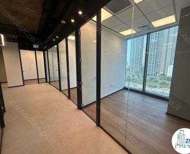 כניסה לחדרים של משרד 125 מר מחולק לחדרים במגדל Icon ברמת גן