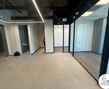 רחבת כניסה של משרד 125 מר מחולק לחדרים במגדל Icon ברמת גן