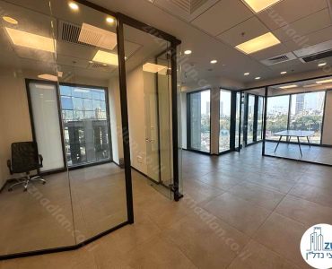 כניסה לחדר של משרד 119 מר להשכרה מחולק לחדרים במגדל רסיטל בציר מנחם בגין