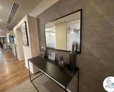 מראה על קיר של משרד מחולק לחדרים להשכרה במגדל ששון חוגי ברמת גן