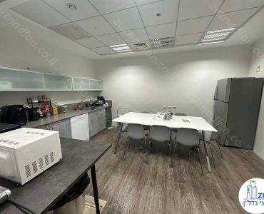 מטבחון של משרד מחולק לחדרים להשכרה במגדל ששון חוגי ברמת גן