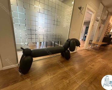 פסל של כלב של משרד מחולק לחדרים להשכרה במגדל ששון חוגי ברמת גן