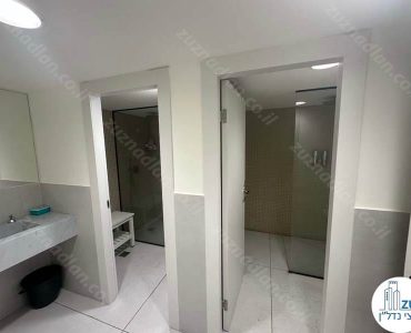 מקלחות של סטודיו לאימונים להשכרה בציר יגאל אלון בתל אביב