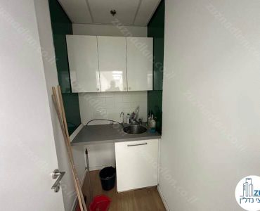 מטבחון של משרד להשכרה מחולק לחדרים במגדל בסר 3 בבני ברק