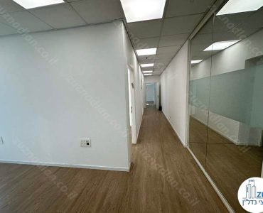 מסדרון של משרד להשכרה מחולק לחדרים במגדל בסר 3 בבני ברק