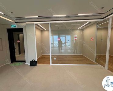 כניסה לחדר ישיבות של משרד להשכרה 110 מר מחולק לחדרים במגדלי LYFE בני ברק