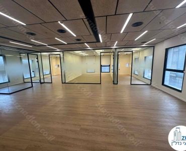 רחבת כניסה של משרד להשכרה בבית אריאל במתחם הבורסה רמת גן