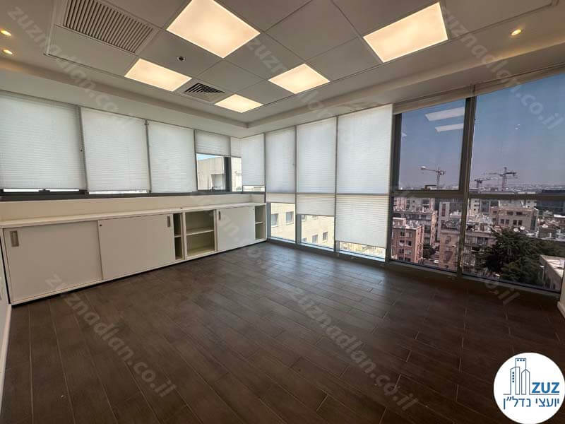 חדר פינתי של משרד להשכרה בבית גרניט במתחם הבורסה של רמת גן
