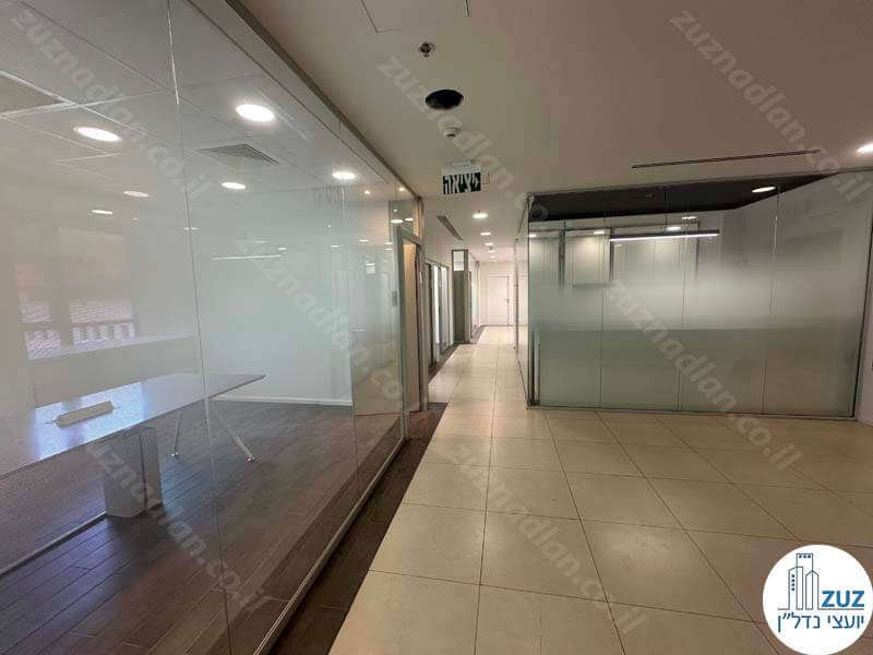מסדרון של משרד להשכרה בבית גרניט במתחם הבורסה של רמת גן