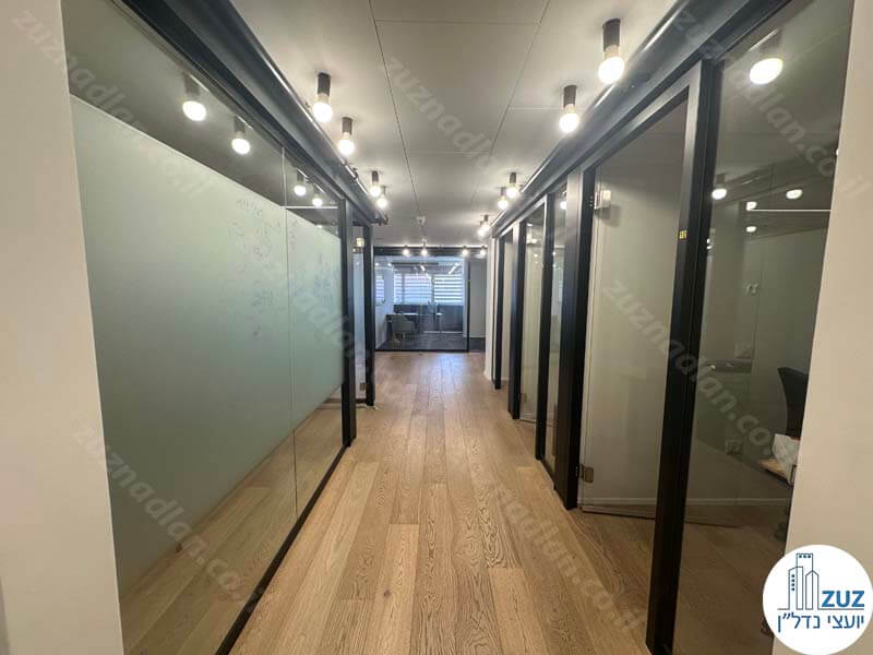 מסדרון של משרד להשכרה לחברות הייטק בבית יכין בתל אביב