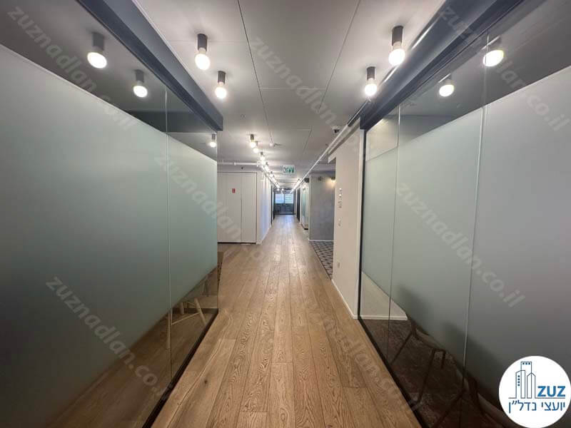 מסדרון של משרד להשכרה לחברות הייטק בבית יכין בתל אביב